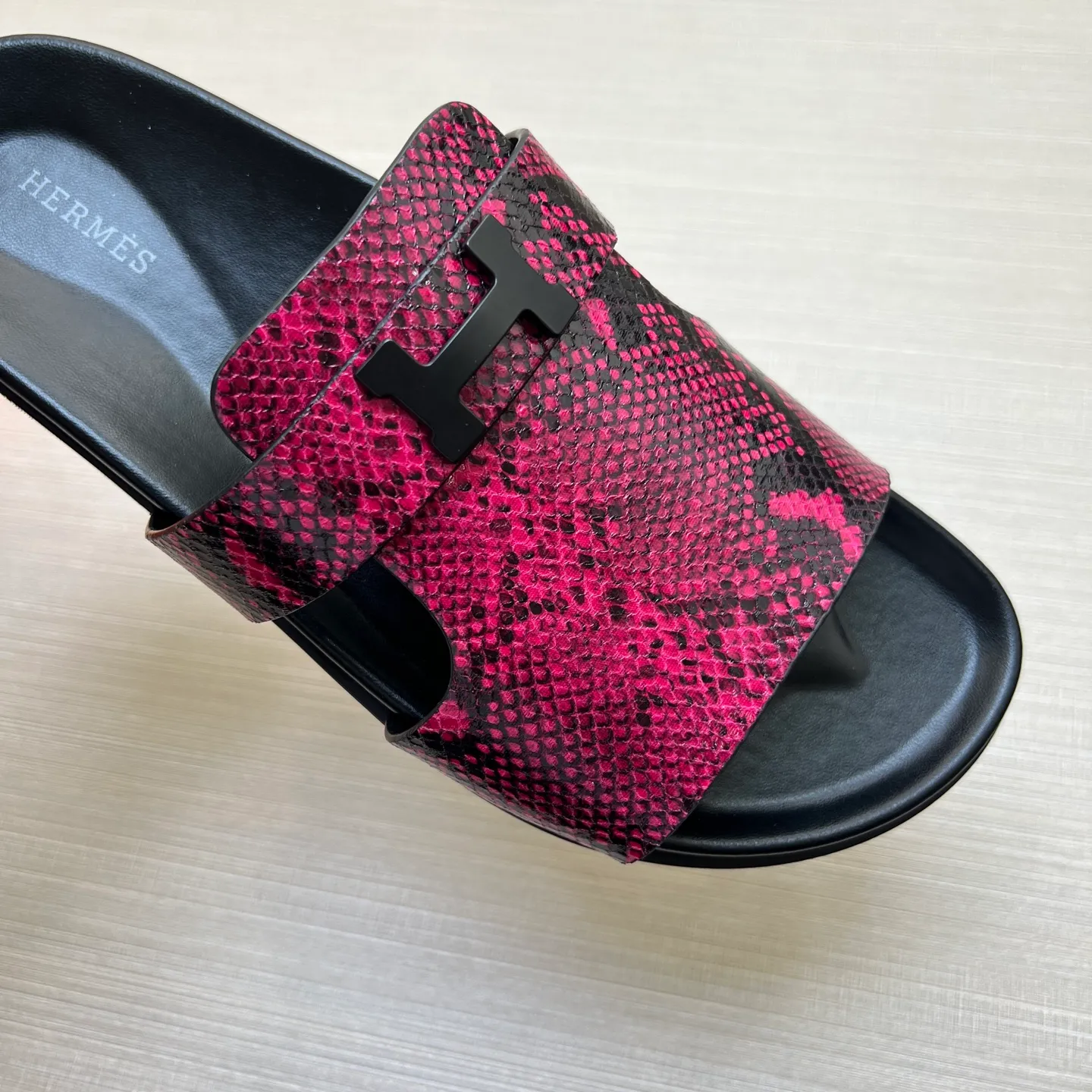 [H Family Hermès] P: 360💰 Size: 38-45 Hermes Men’s Kazimir Slippers - 2025 Summer New Hermès Same as the original version, with colored cowhide surface + rubber combined sole, handmade by master-level craftsmen! ❥High-end customization, exclusive products, the highest version in the industry.
